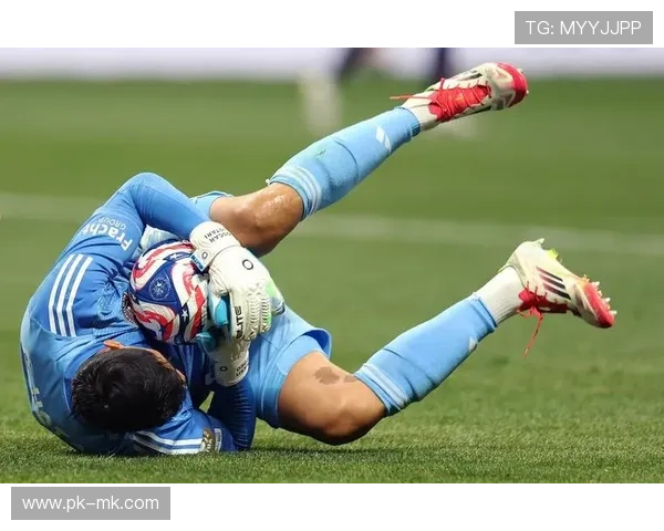 足球球星精彩护球瞬间展示技巧与实力的完美结合